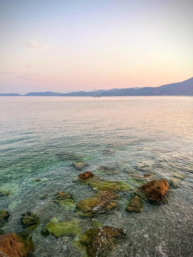 Beach Retreat In Town Corinth Eksteriør billede